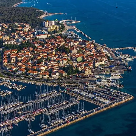 شقة In With Balcony, Air Conditioning, Wi-fi, Dishwasher *